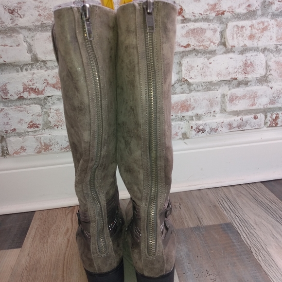 Boots. - Picture 3 of 5